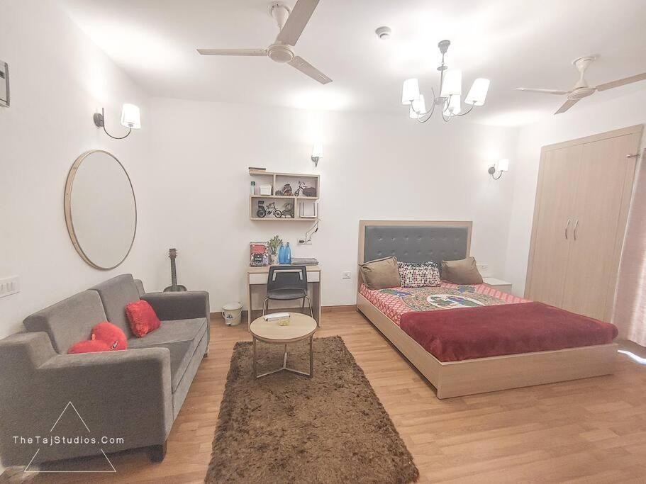 Top Luxury & Couple Friendly Stay Gp By Taj Suites & Studios #New Year Party & Stay Noida Bagian luar foto