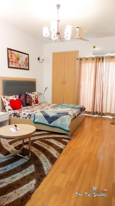 Top Luxury & Couple Friendly Stay Gp By Taj Suites & Studios #New Year Party & Stay Noida Bagian luar foto