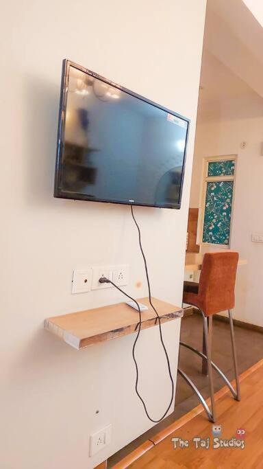 Top Luxury & Couple Friendly Stay Gp By Taj Suites & Studios #New Year Party & Stay Noida Bagian luar foto