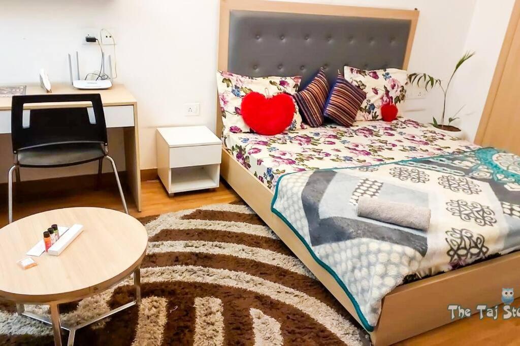 Top Luxury & Couple Friendly Stay Gp By Taj Suites & Studios #New Year Party & Stay Noida Bagian luar foto