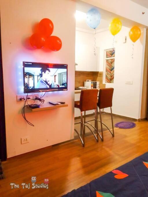 Top Luxury & Couple Friendly Stay Gp By Taj Suites & Studios #New Year Party & Stay Noida Bagian luar foto