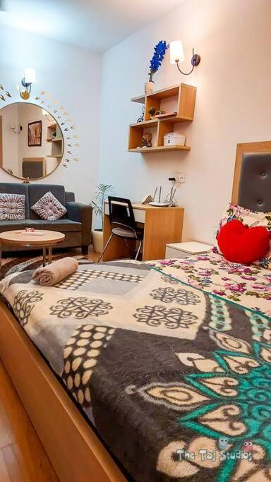 Top Luxury & Couple Friendly Stay Gp By Taj Suites & Studios #New Year Party & Stay Noida Bagian luar foto
