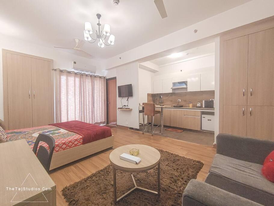 Top Luxury & Couple Friendly Stay Gp By Taj Suites & Studios #New Year Party & Stay Noida Bagian luar foto