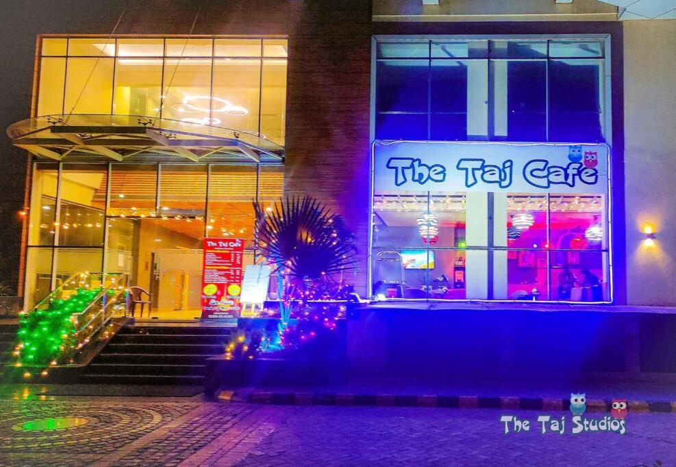 Top Luxury & Couple Friendly Stay Gp By Taj Suites & Studios #New Year Party & Stay Noida Bagian luar foto