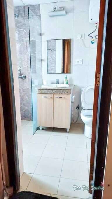 Top Luxury & Couple Friendly Stay Gp By Taj Suites & Studios #New Year Party & Stay Noida Bagian luar foto