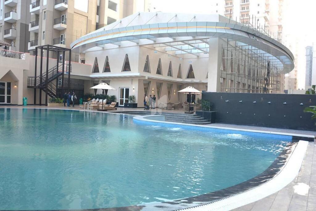 Top Luxury & Couple Friendly Stay Gp By Taj Suites & Studios #New Year Party & Stay Noida Bagian luar foto