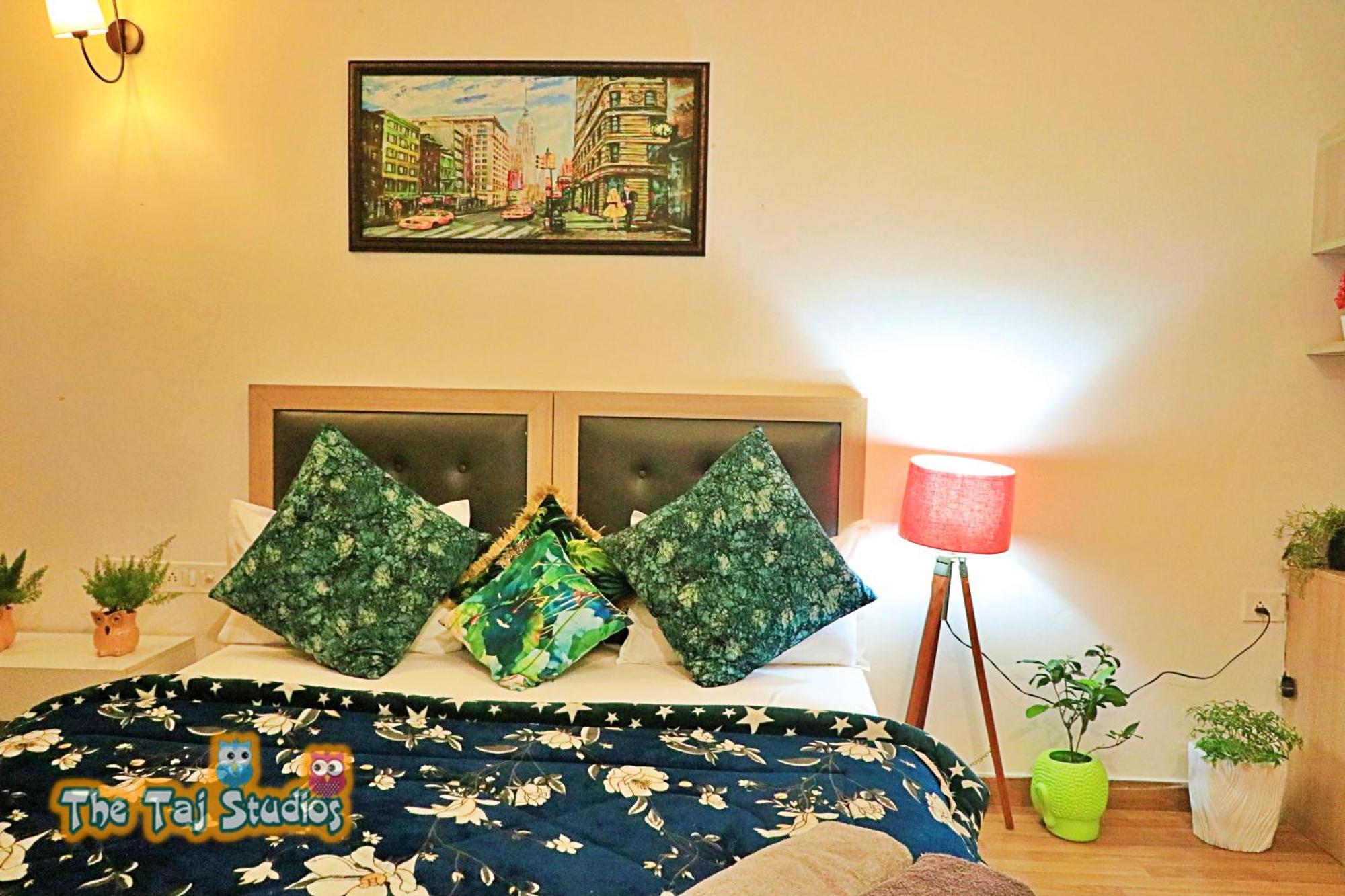 Top Luxury & Couple Friendly Stay Gp By Taj Suites & Studios #New Year Party & Stay Noida Bagian luar foto